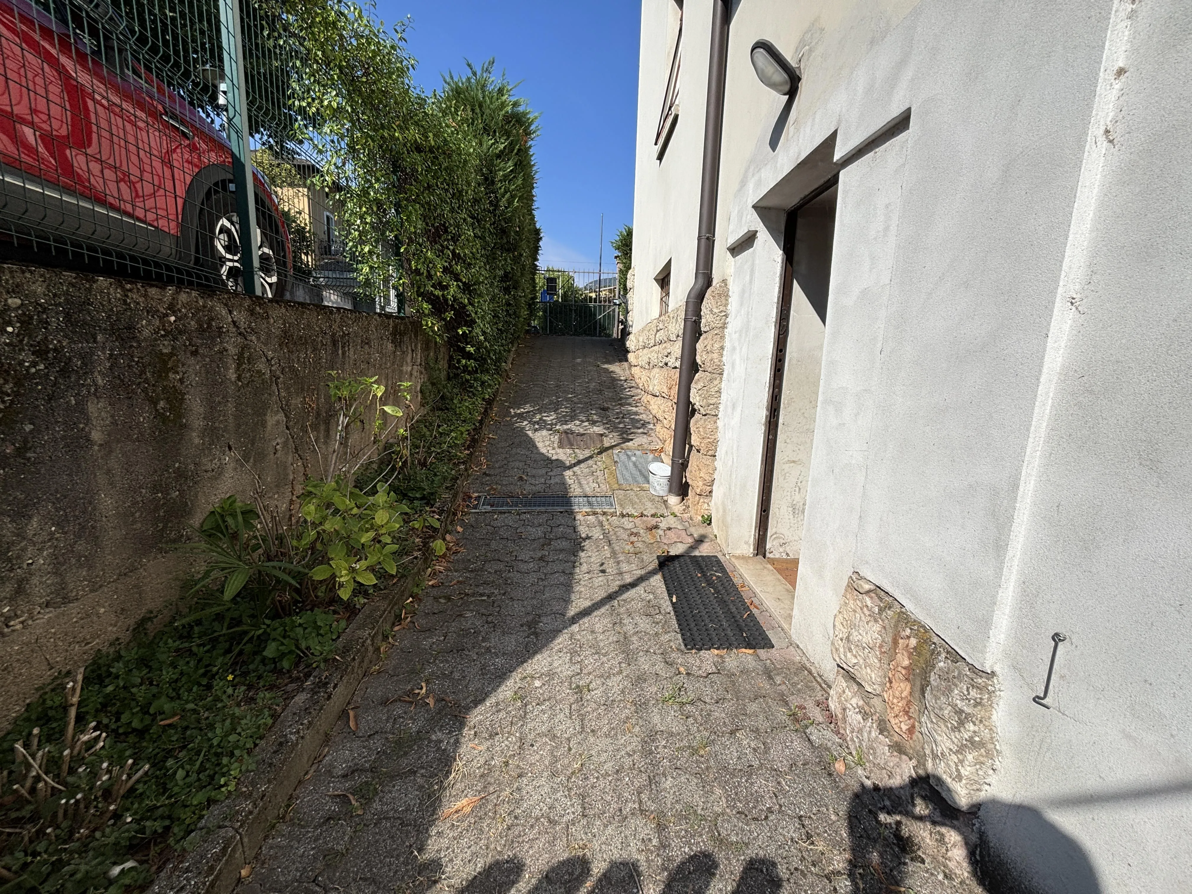 Abitazione indipendente cielo-terra con ampio giardino privato in Bolghera - immagine 6