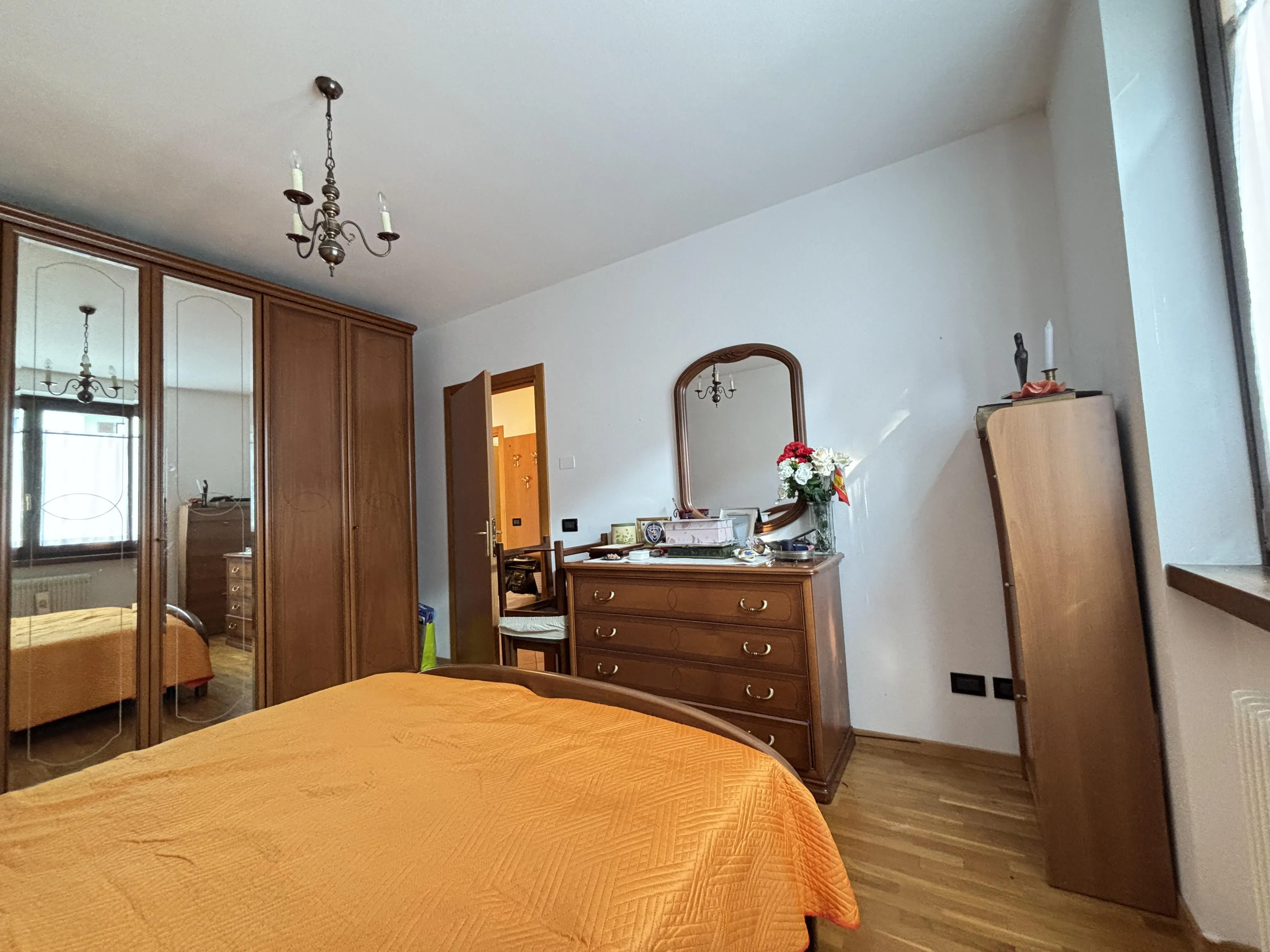 Ampio appartamento con tre camere, due bagni e garage - immagine 16