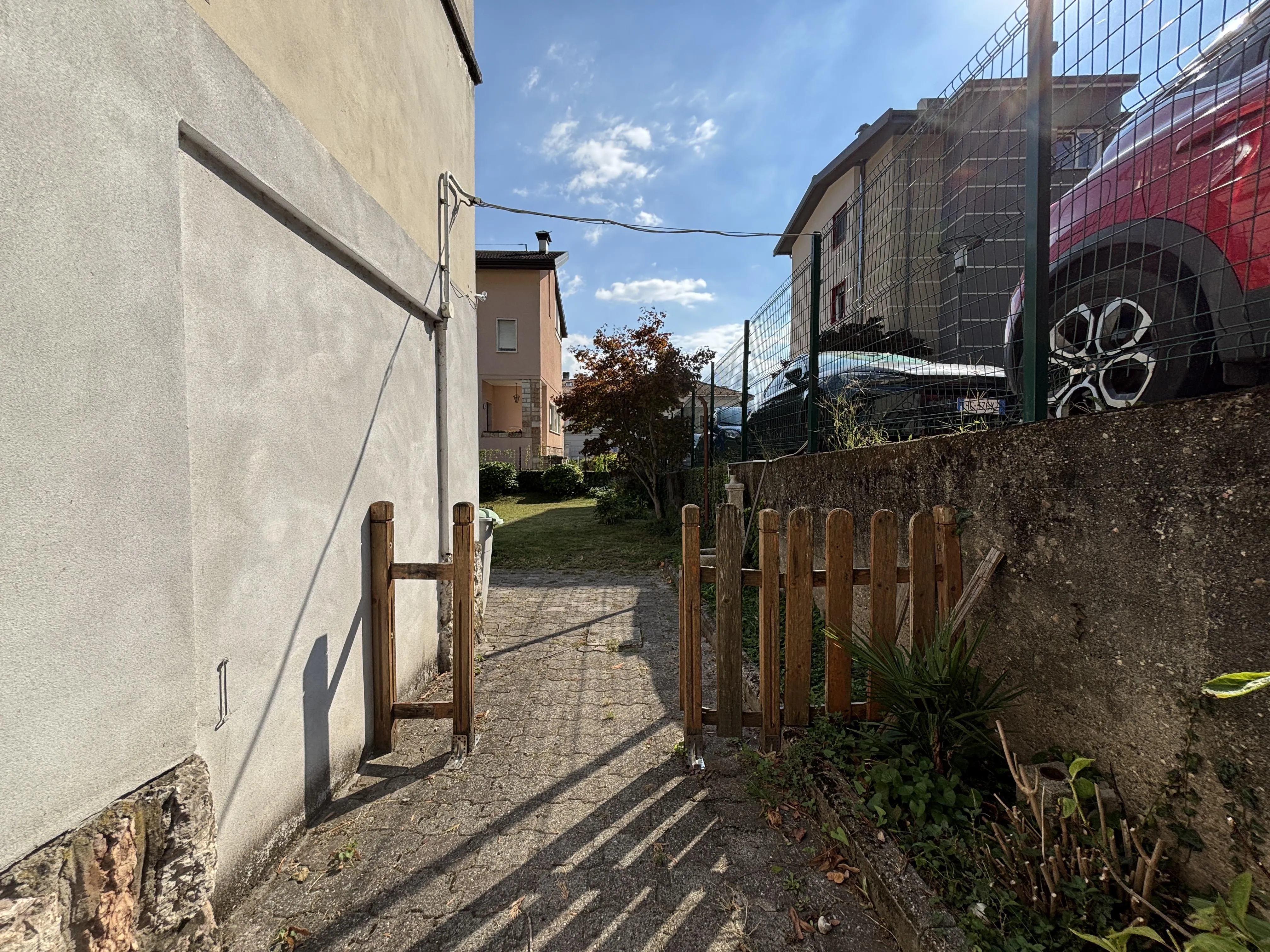 Abitazione indipendente cielo-terra con ampio giardino privato in Bolghera - immagine 3