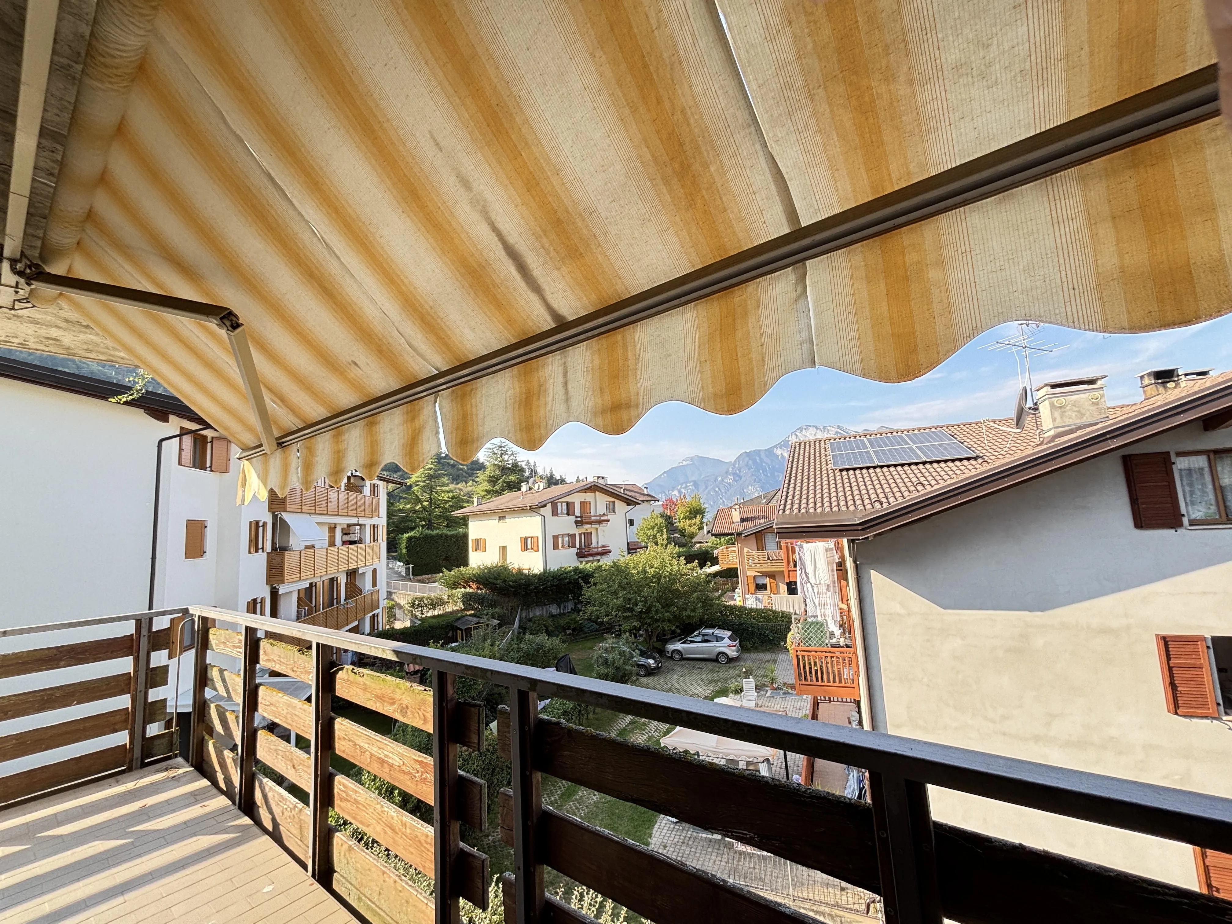 Ampio appartamento con tre camere, due bagni e garage - immagine 9