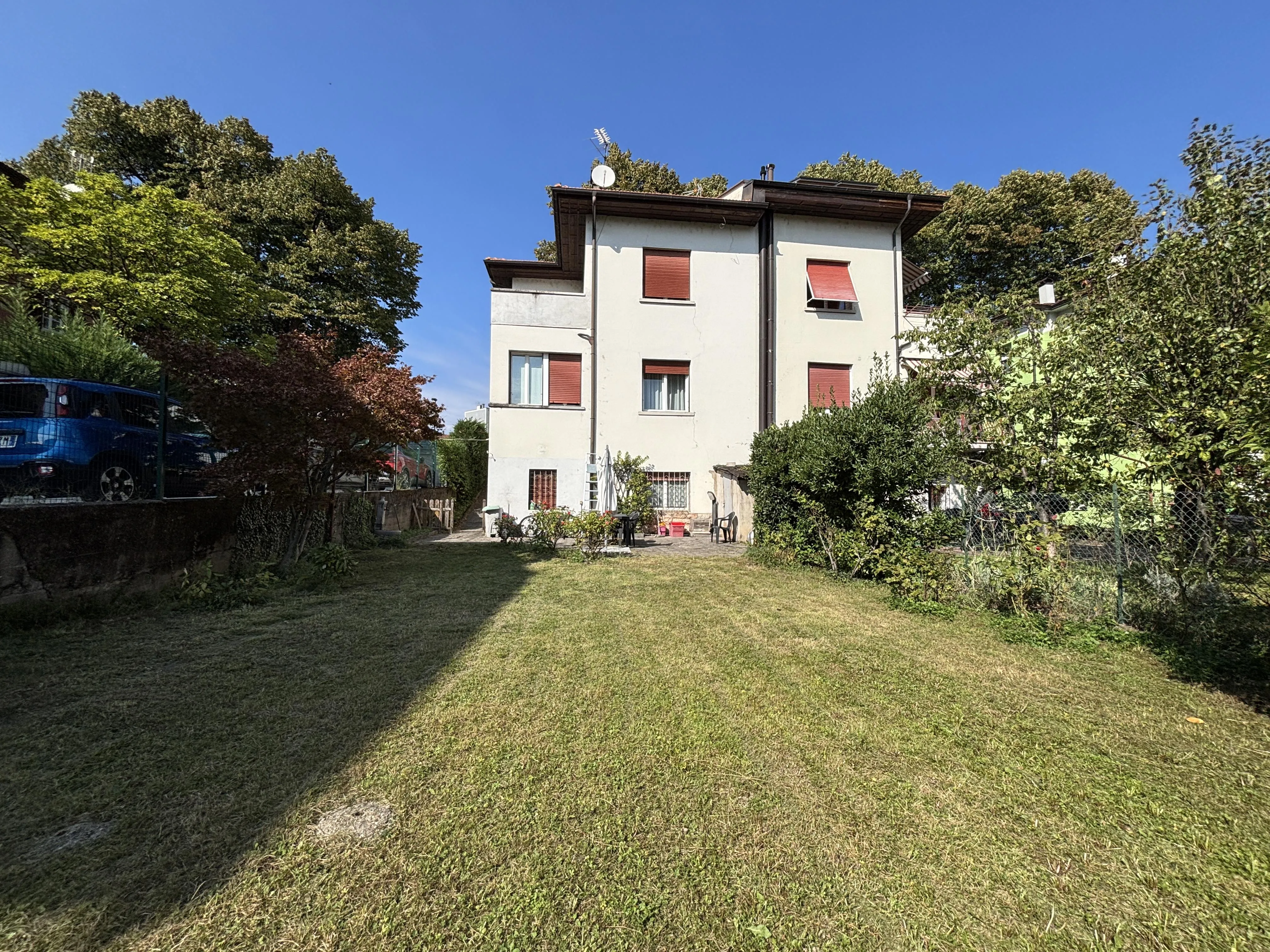 Abitazione indipendente cielo-terra con ampio giardino privato in Bolghera - immagine 5