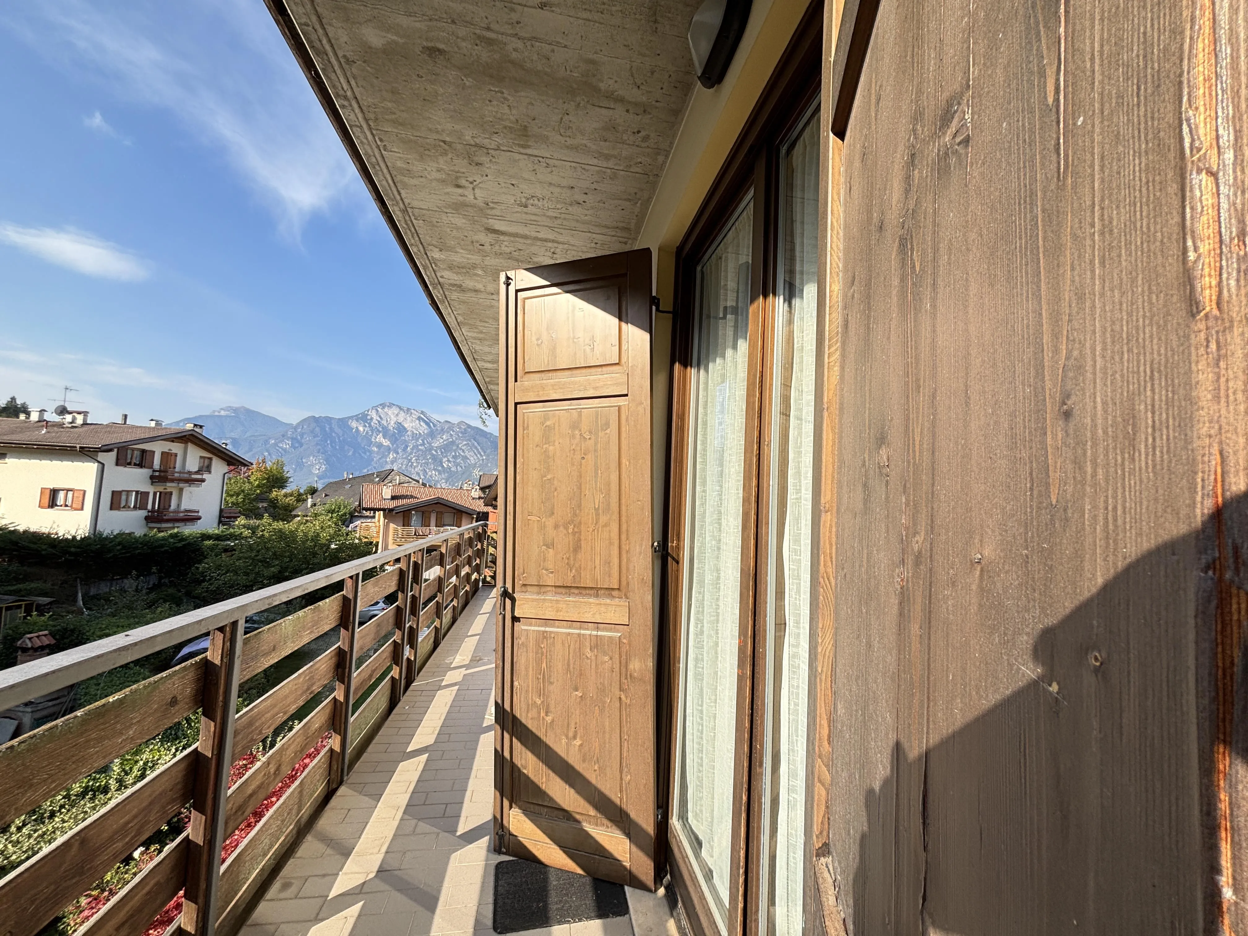 Ampio appartamento con tre camere, due bagni e garage - immagine 11