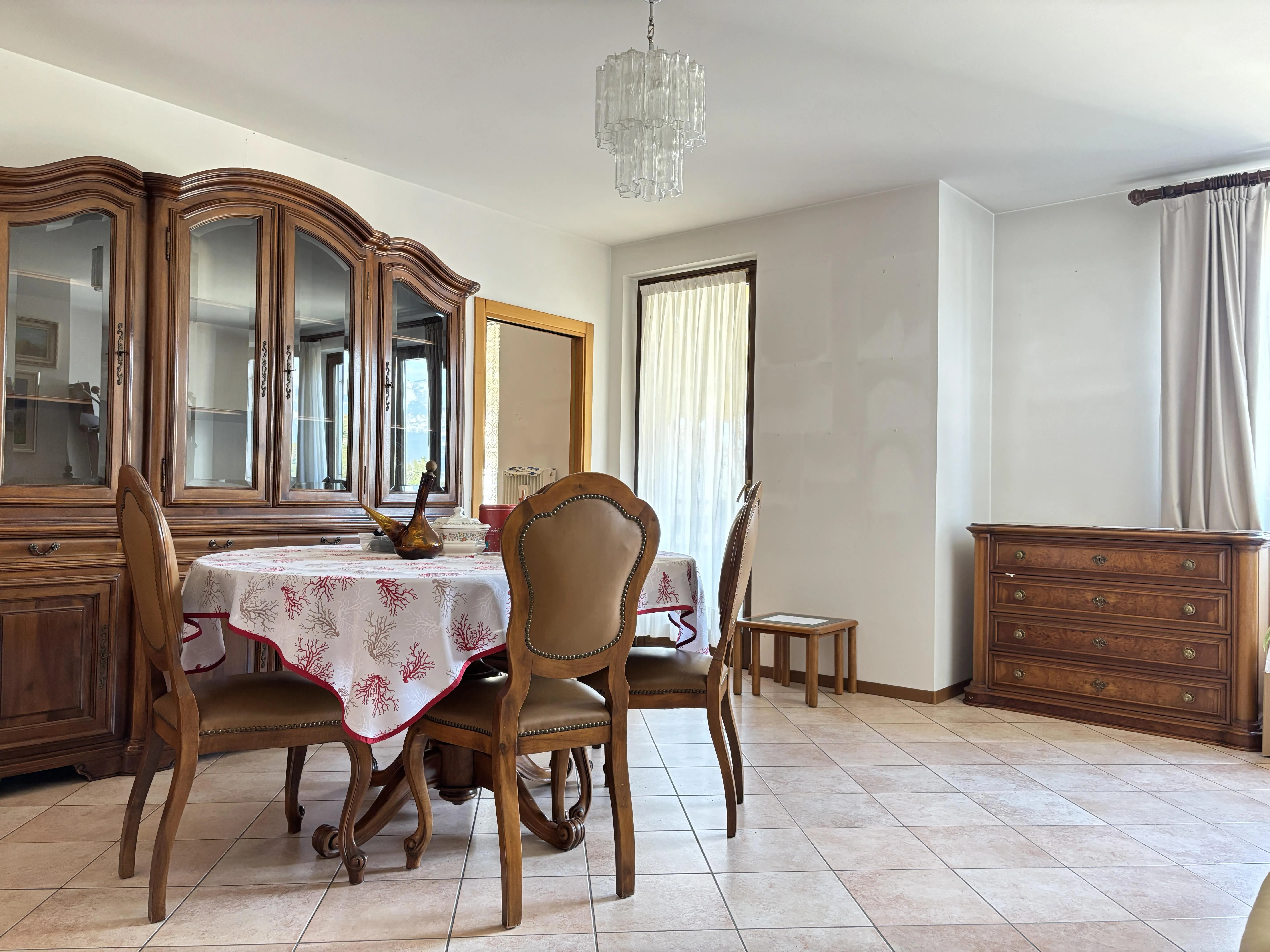 Ampio appartamento con tre camere, due bagni e garage - immagine 2