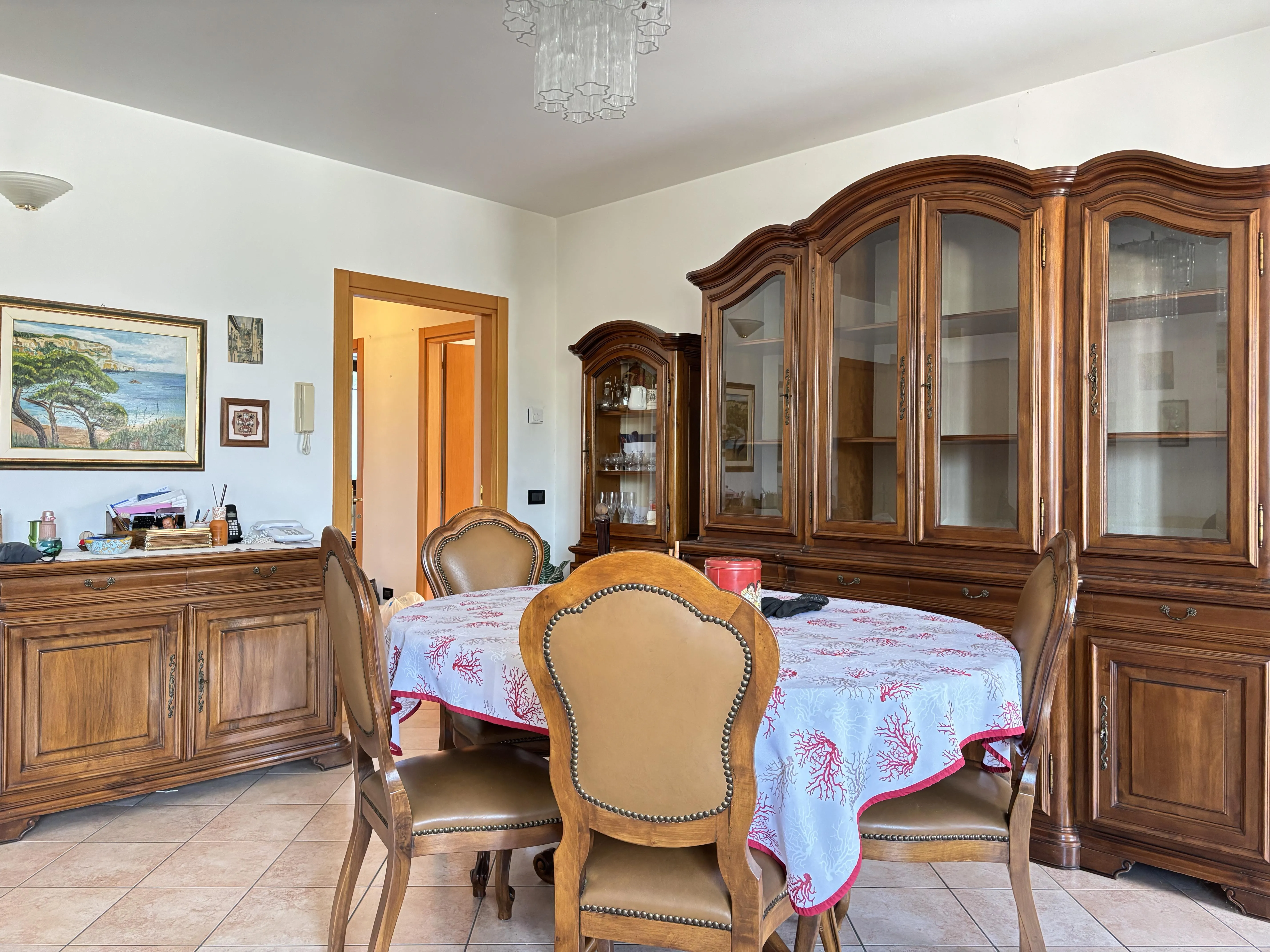 Ampio appartamento con tre camere, due bagni e garage - immagine 3