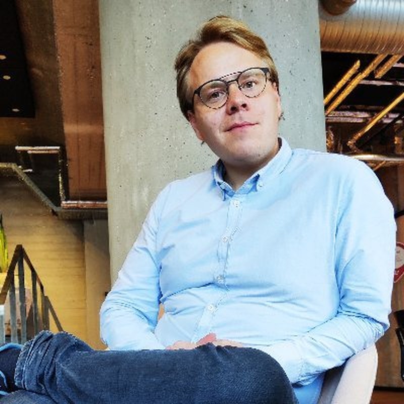 Mads Buch on a chair