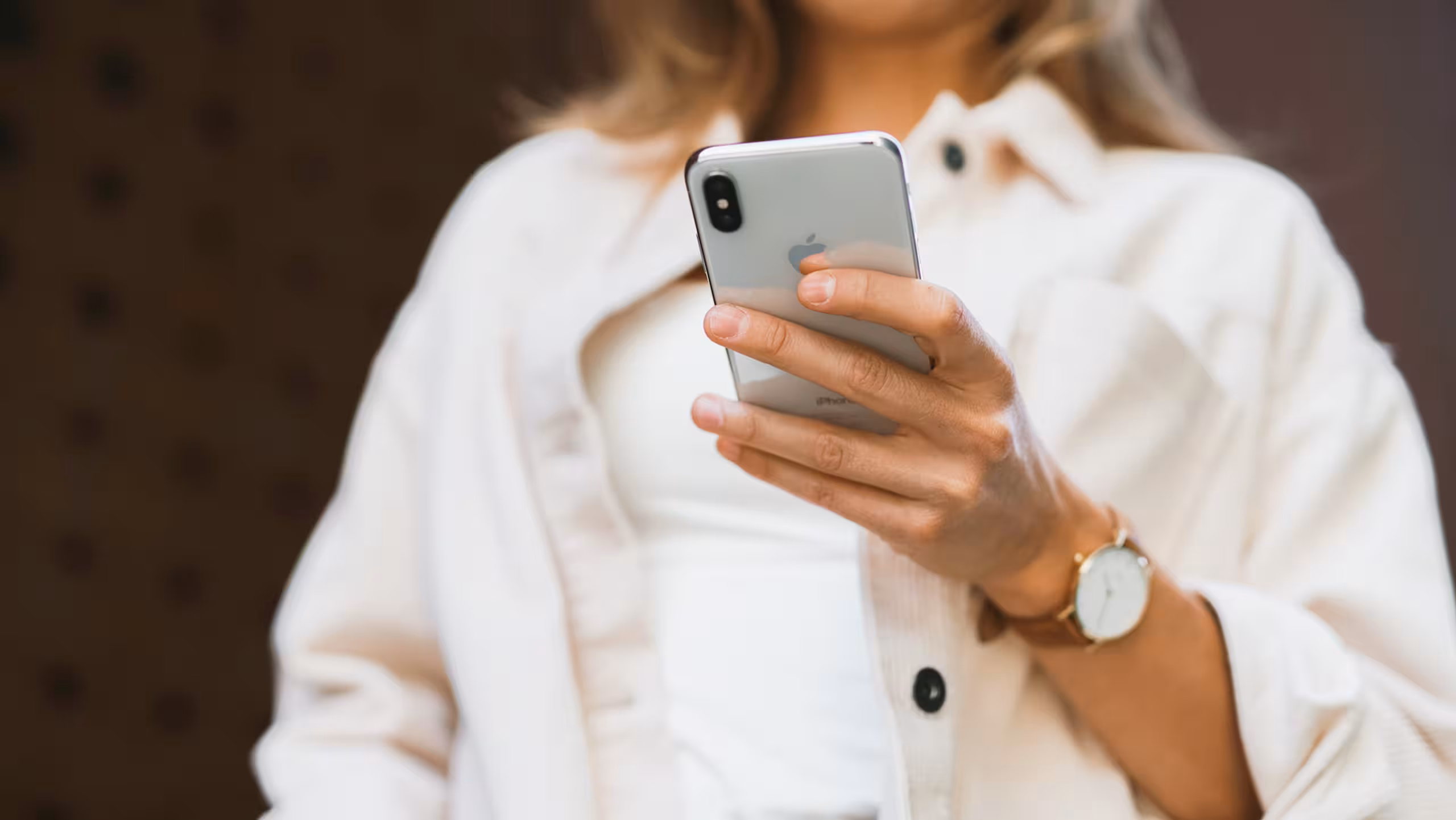 women holding a iphone