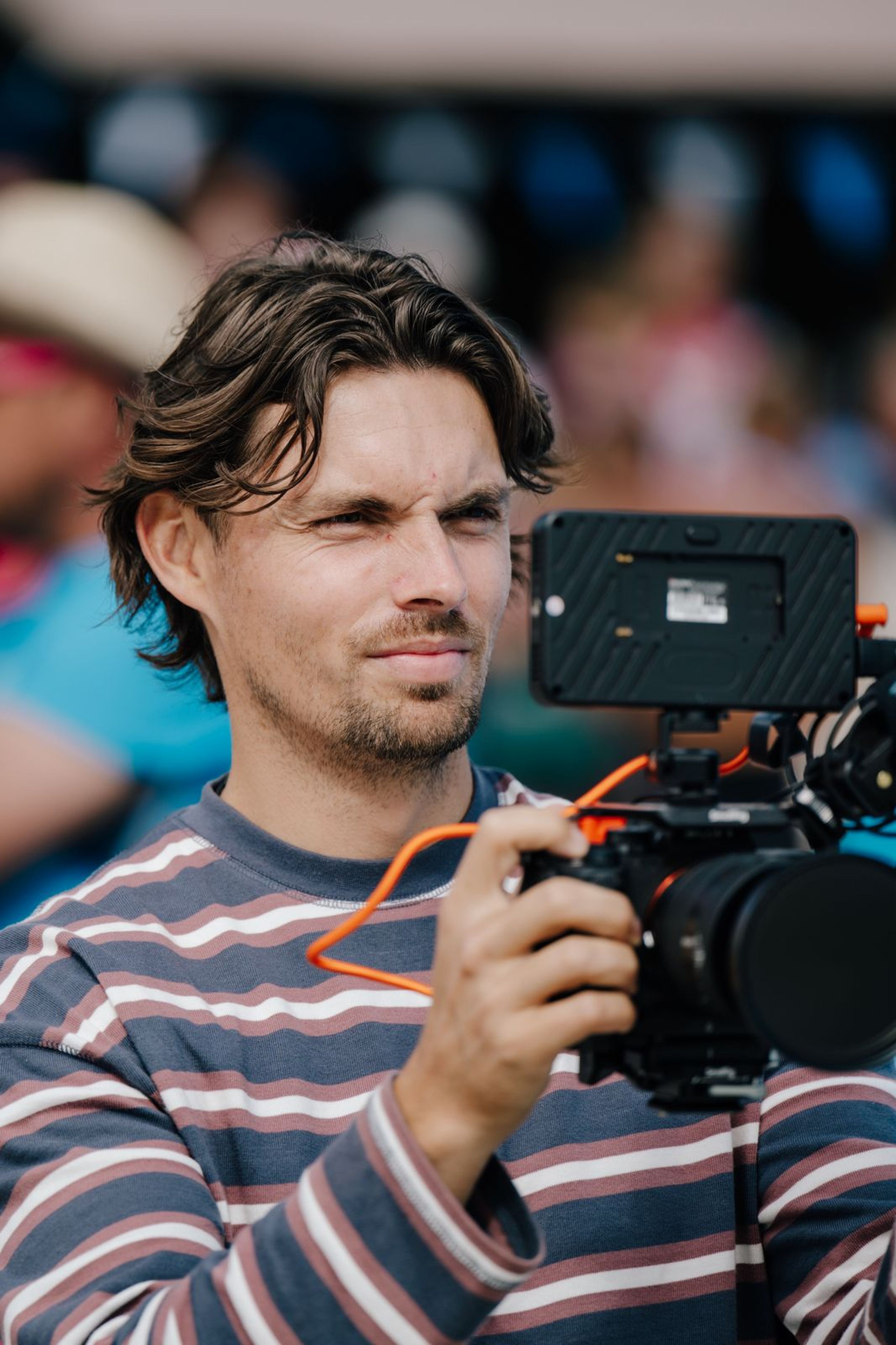 Kevin Nijland filmt tijdens een evenement in Heerenveen