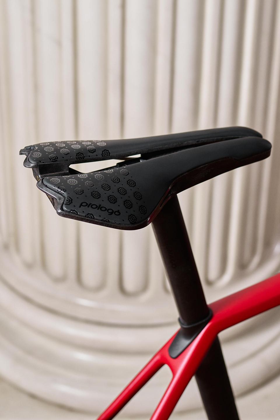 Complementing the C72 La Scala is the Choice La Scala saddle, a limited-edition piece that interprets performance through the language of luxury and design. Colnago