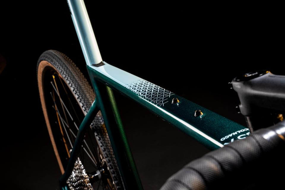 The system that locks the seat tube assembly is fully integrated into the top tube. Lightweight and functional, it allows excellent fine-tuning of the clamping mechanism together with easy access to the screw head. Colnago