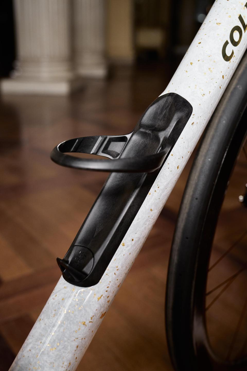 With a inner storage box, a novelty introduced with C72 Colnago