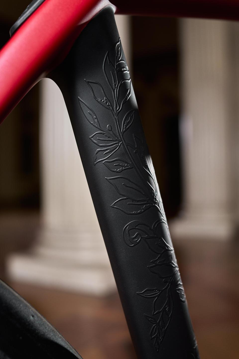 On the seat tube, a refined embossed finish echoes the ornate décor of Teatro alla Scala’s auditorium. Colnago