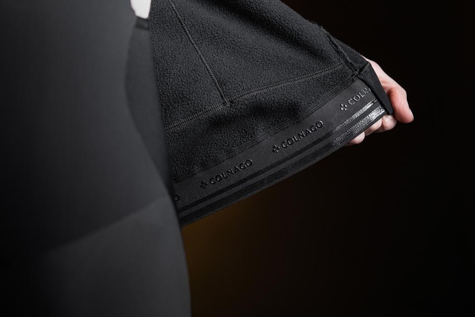 An elastic band with logoed internal silicone grip to keep the jacket securely in place Colnago