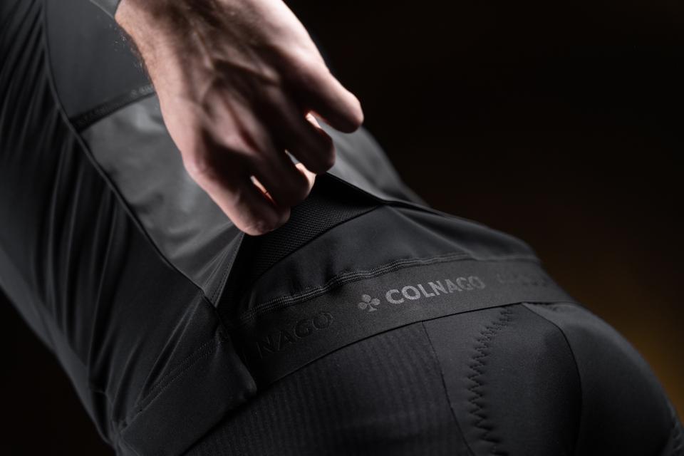 Stretch and roomy pockets, close to the body even when fully loaded Colnago