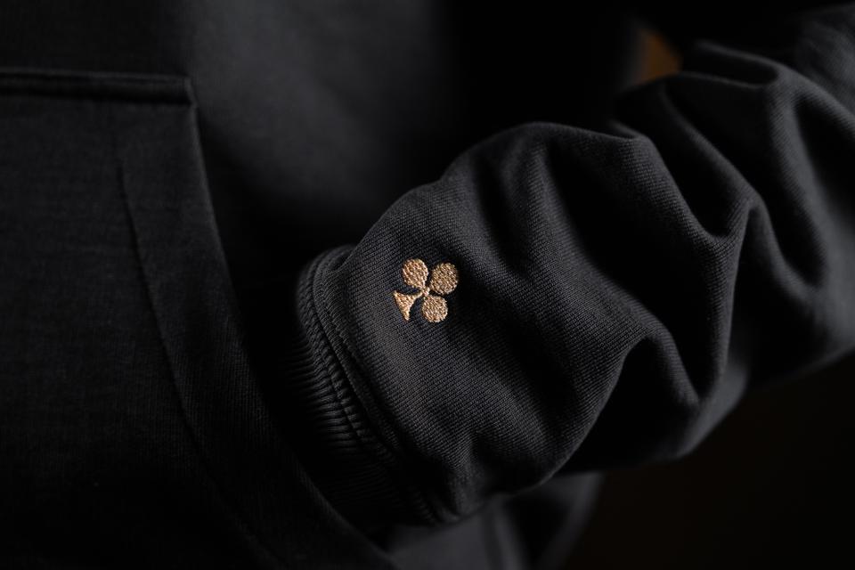 Bordado dorado en la manga, cerca del puño izquierdo Colnago