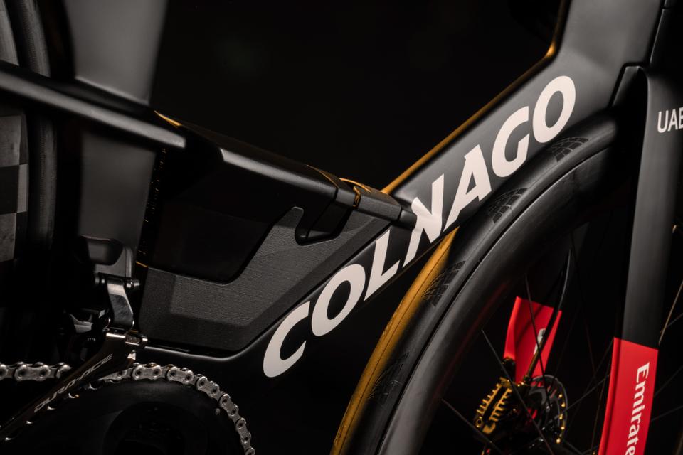 The new bottle cage is perfectly integrated into the shape of the frame. It is 3D printed and fits a specific Colnago water bottle with a new shape that improves aerodynamics and provides the cyclist with a better grip when reaching for the drinking bottle at high speed. Colnago