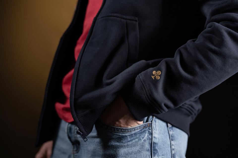 Bordado dorado en la manga, cerca del puño izquierdo Colnago