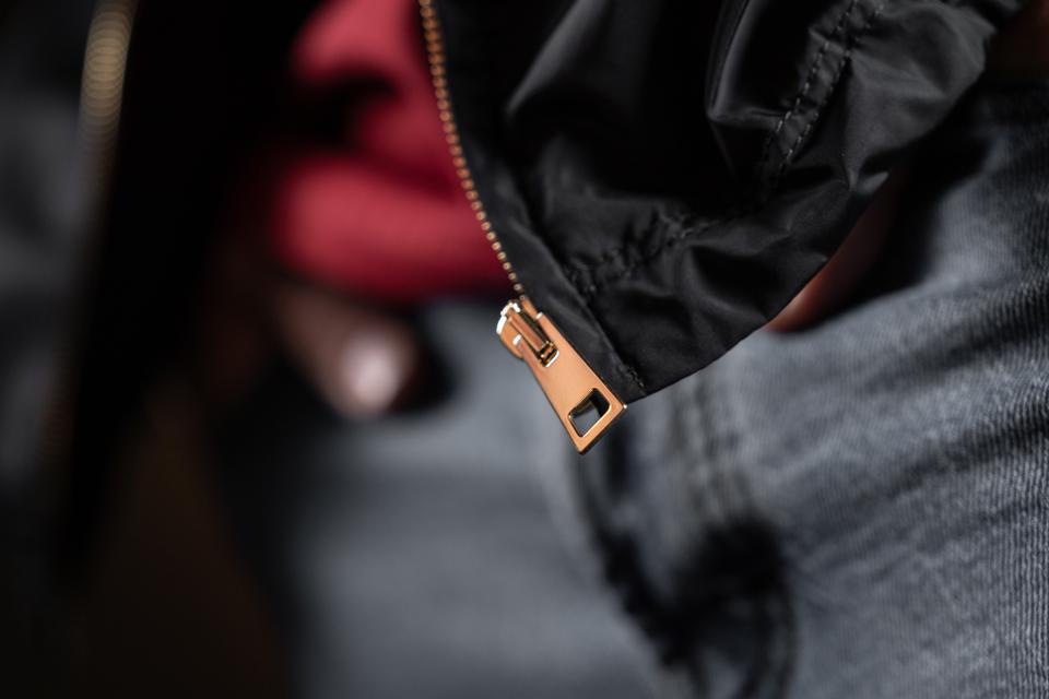 Cierre de cremallera con acabado en oro brillante Colnago