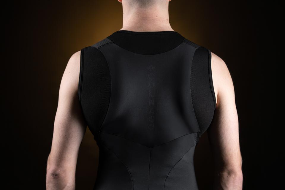 Logo perforé au dos pour une meilleure ventilation Colnago