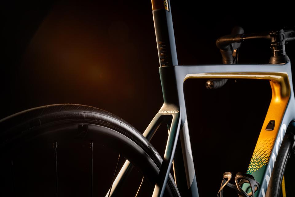 La sección del tubo superior, con sus características ranuras que crean su forma de T, es un homenaje a los legendarios modelos Colnago del pasado, desde el Master hasta el C40 y el C64, que presentan un perfil con cuatro ranuras. Colnago