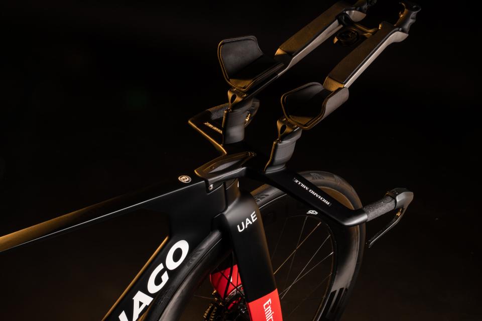 La barre de base est produite par Colnago. En termes de poids et de rigidité, elle se classe parmi les meilleures solutions du marché. Colnago