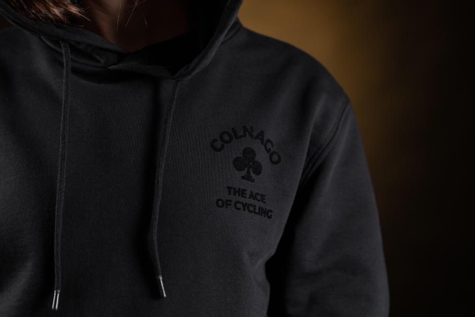 Estampado flocado con el as de tréboles y la inscripción «The Ace of Cycling» Colnago