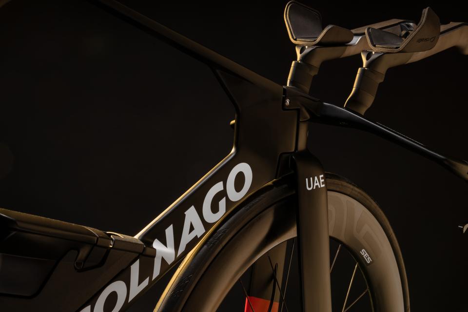 Der Rahmen wurde nach den neuen UCI-Richtlinien entwickelt, die eine aggressivere Geometrie für die Rohre und die Gabel zulassen, die jetzt eine ‚Blade’-Form haben, aerodynamischer und vertikal steifer sind. Colnago