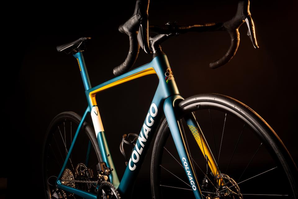 Le Colnago V3 utilise le système exclusif de fourche TFS Integrated. Les câbles passent à l'intérieur de la potence de guidon Colnago Sr9, puis à travers la tige de fourche. Le cadre est ainsi épuré au maximum et techniquement plus aérodynamique. Colnago