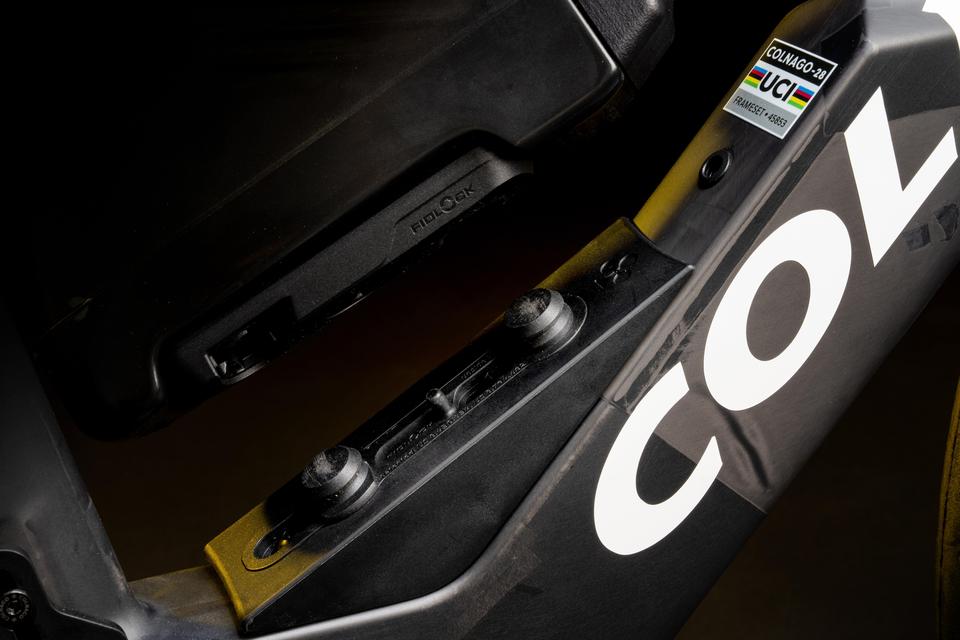 The TT2 introduces a new Colnago Aero Bottle System, developed alongside the frame to maximise aerodynamic efficiency through a fully integrated, UCI-compliant design featuring Fidlock® magnetic fastening technology.  Colnago