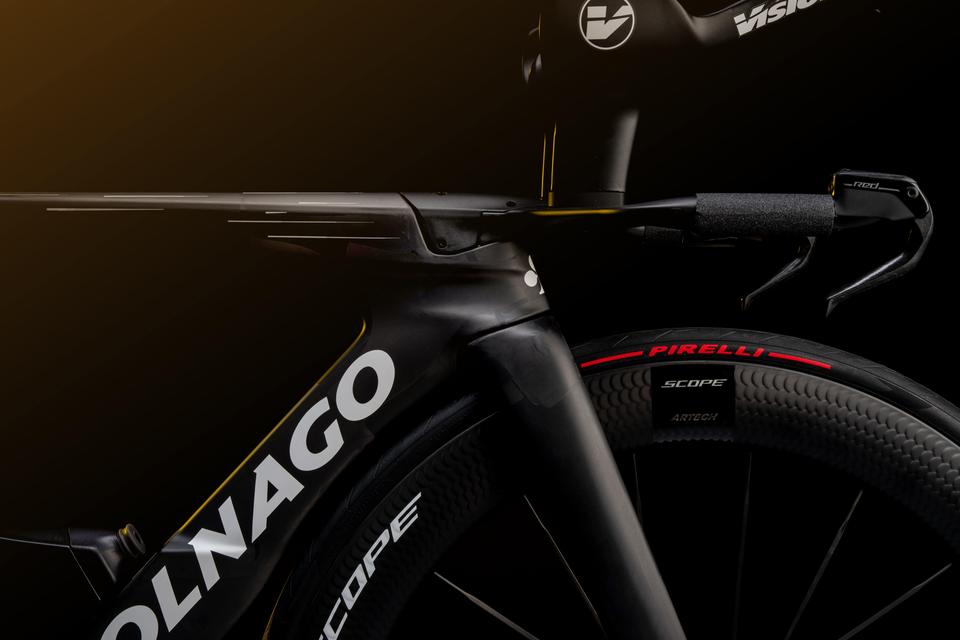 The TT2 introduces a completely revised geometry developed to improve rider fit, comfort and positional flexibility. It is available in 4 sizes: XS, S, M, L Colnago
