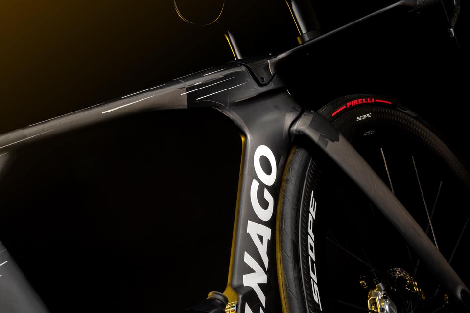 The TT2 frame kit is approx. 550 grams lighter than the previous TT1 - a reduction achieved while preserving the same stiffness, strength and aerodynamic efficiency. Colnago