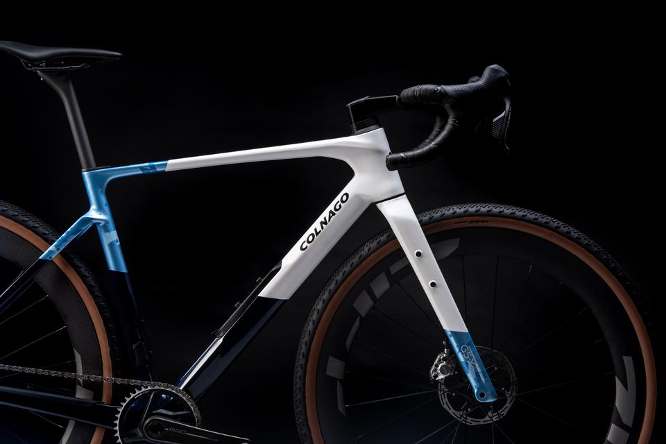 Das G5-X verfügt über eine überarbeitete Geometrie für ein besseres Handling in heiklen Abfahrten und auf rauem Schotter, insbesondere bei hohen Geschwindigkeiten. Colnago