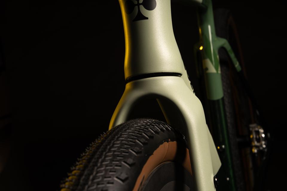 Das G5-X bietet Reifenfreiheit für bis zu 53 mm Nennbreite. So lassen sich breite Reifen für maximalen Grip und Komfort auf schwierigstem Terrain montieren. Colnago