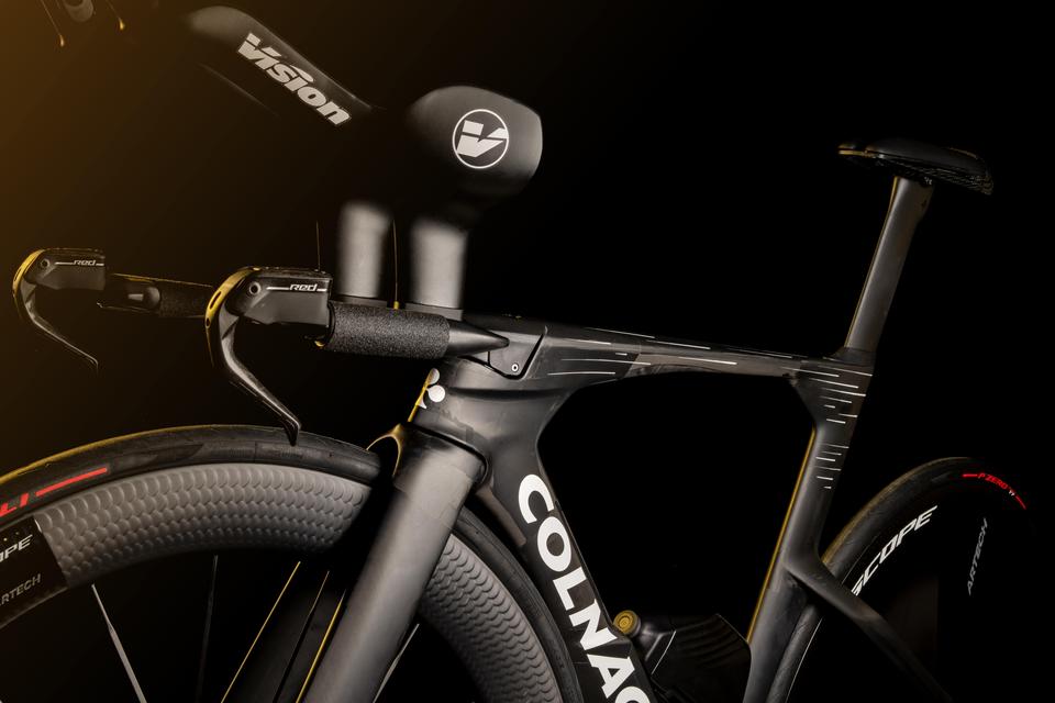 The TT2 was developed as a complete performance platform, extending beyond the frame itself to include every component that influences aerodynamic efficiency.  Colnago