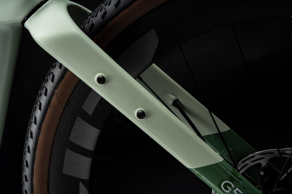 Neben den üblichen Flaschenhalterbefestigungen bietet das G5-X zusätzliche Befestigungspunkte am Oberrohr, am Unterrohr und an der Gabel. Bereit für noch mehr. Colnago
