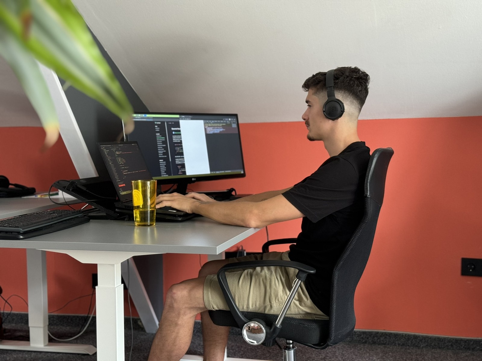 O poza cu un membru baza7 pe focus