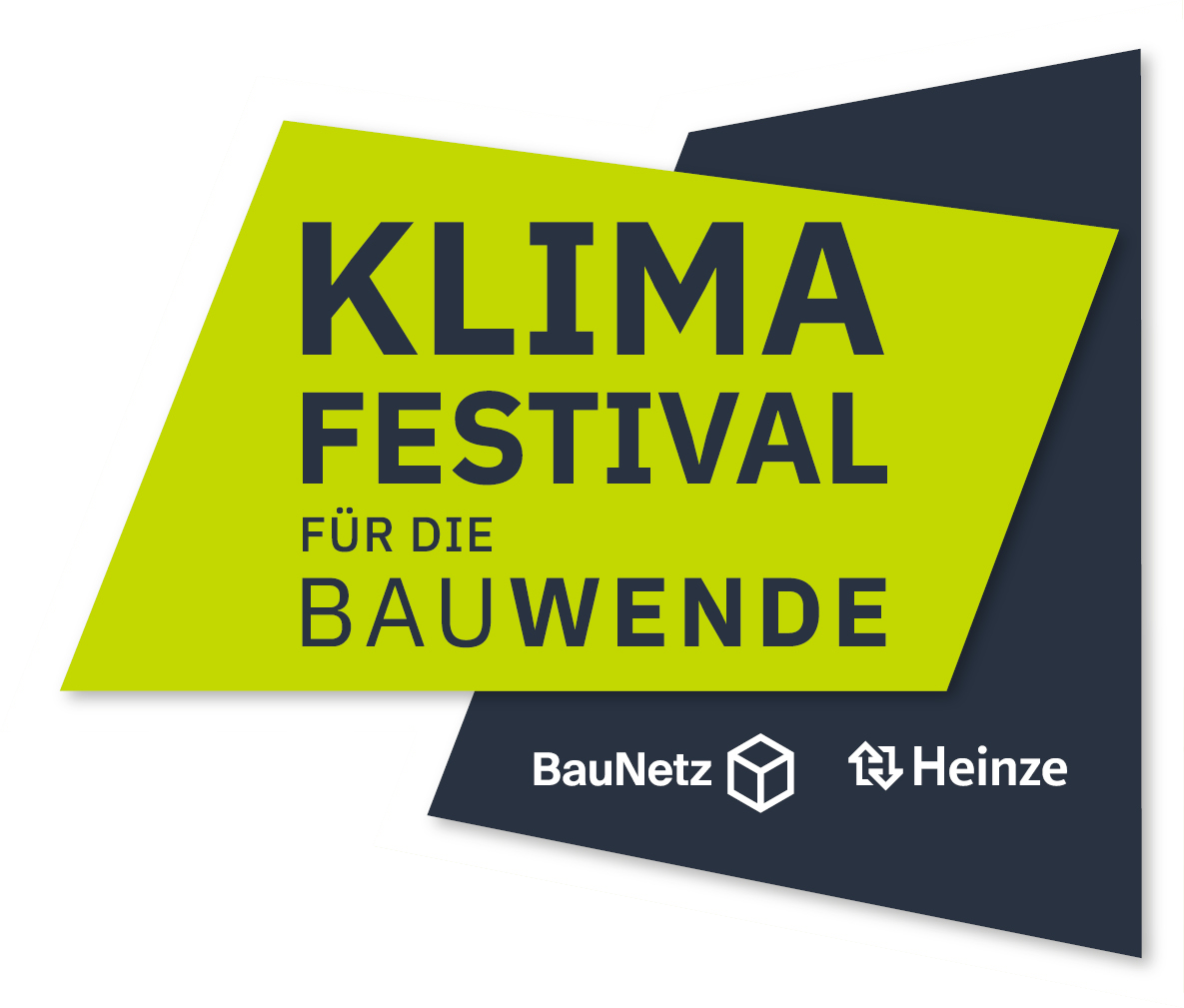 A yellow sign with black text that reads "KLIMA FESTIVAL FÜR DIE BAUWENDE" and a blue background with the logos of BauNetz and Heinze.