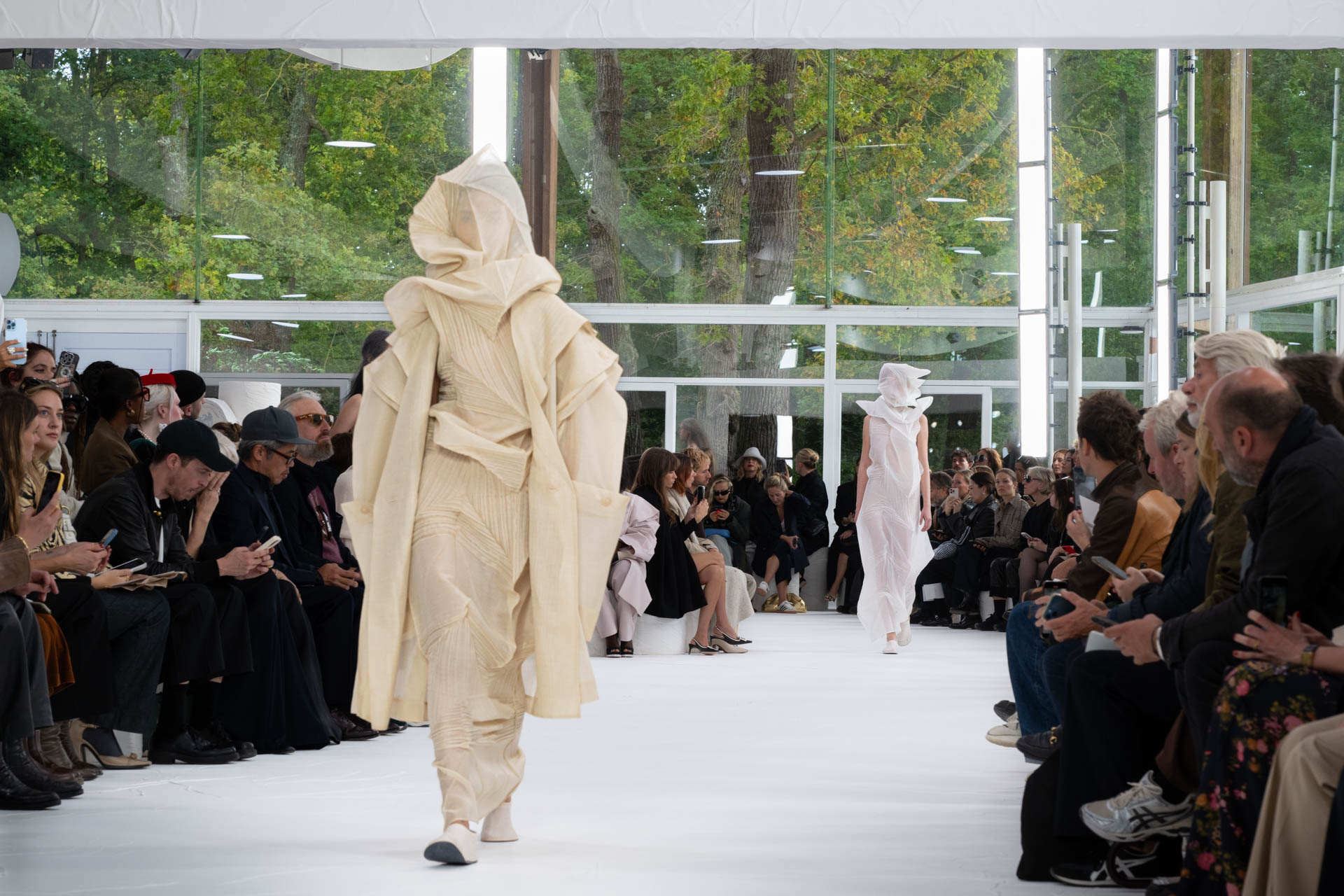 ISSEY MIYAKE 2025春夏コレクション：和紙の美しさに魅せられて