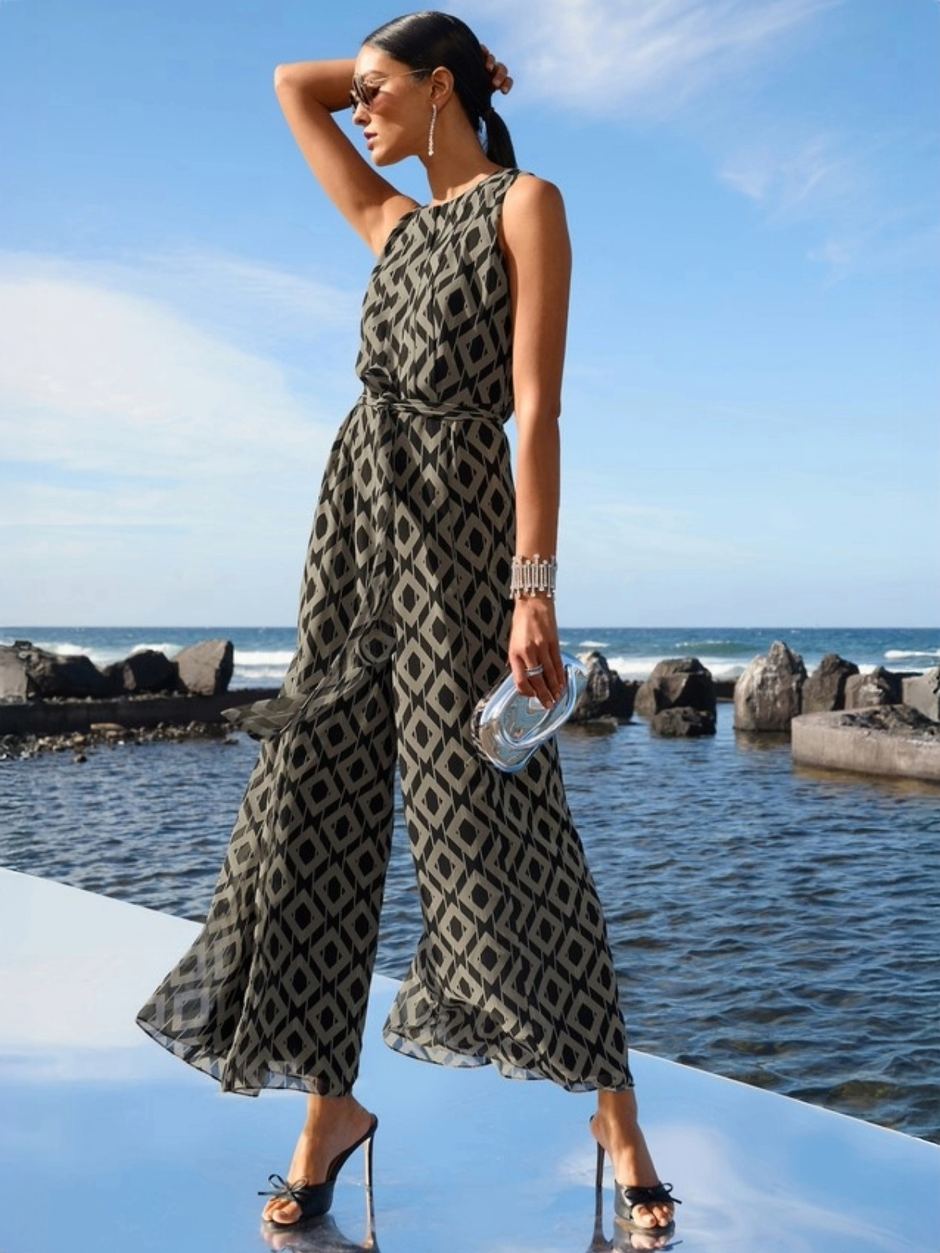 Eleganter Jumpsuit in gedecktem Muster mit weiter Silhouette, eine stilvolle Alternative zum Kleid für die Trauzeugin.