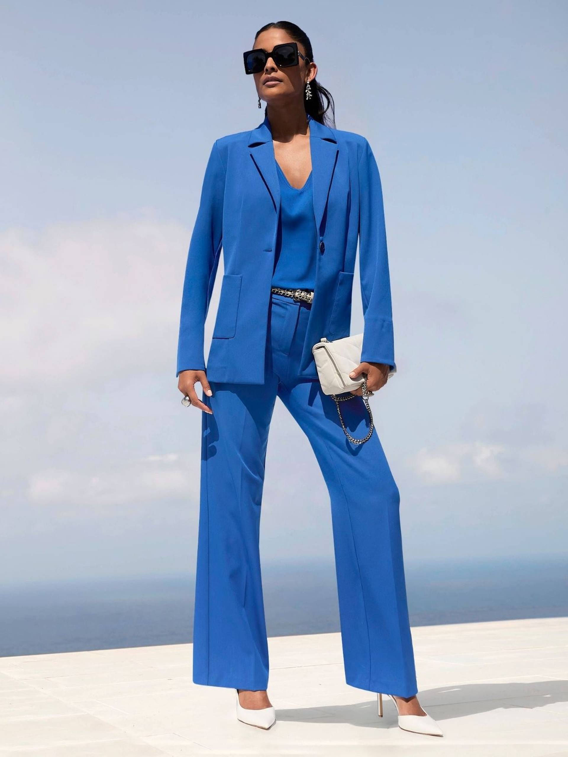 Königsblauer Hosenanzug mit weiter Hose und Blazer, eine stilvolle und moderne Alternative für die Brautmutter.