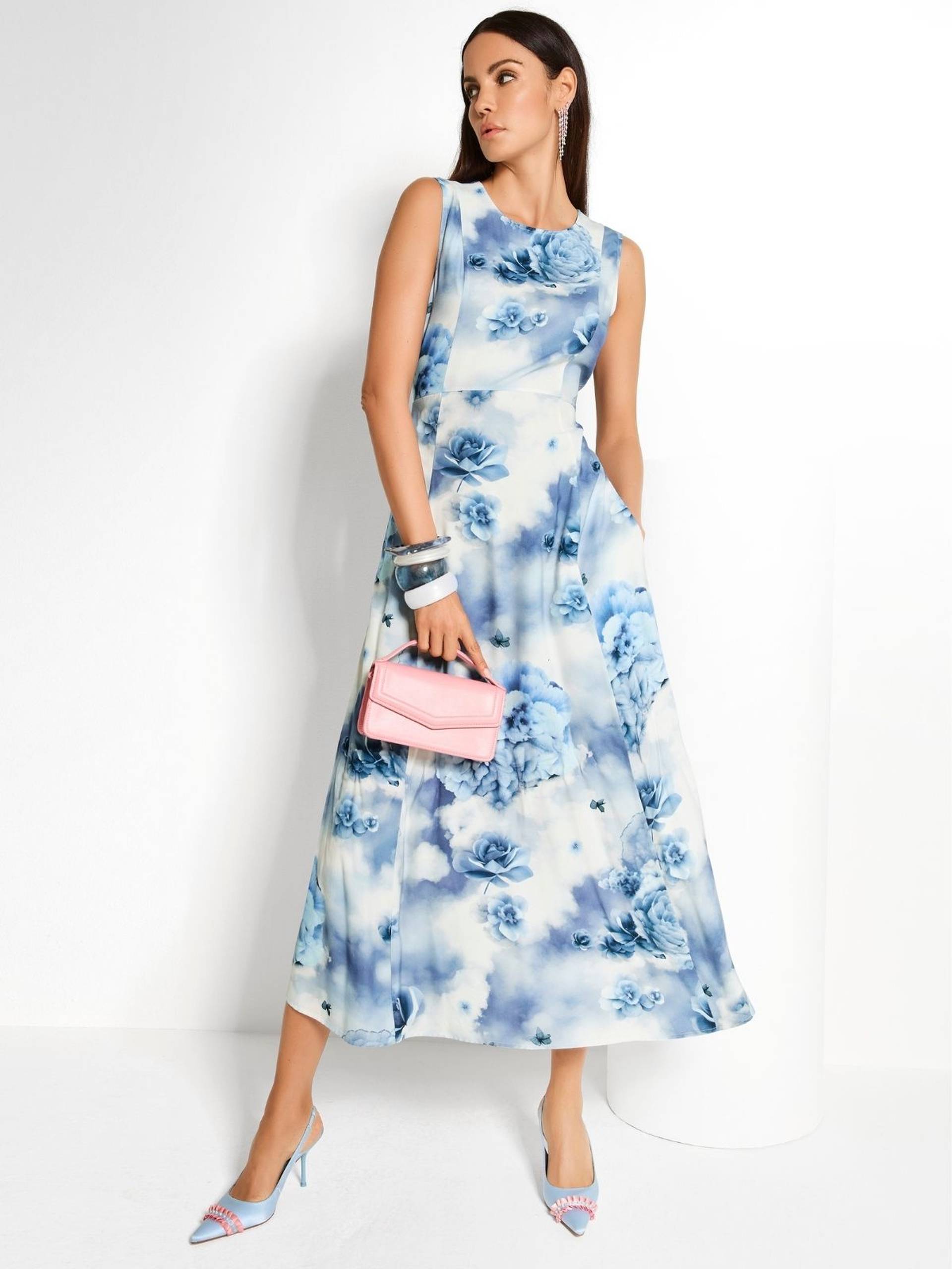 Wadenlanges Kleid mit blauem Blumenprint in zarten Blautönen, ideal für einen sommerlichen Hochzeitslook der Brautmutter.