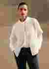 Übergangslook für den Herbst mit weißem Cardigan in Cape-Form, Bluse und Flanellhose