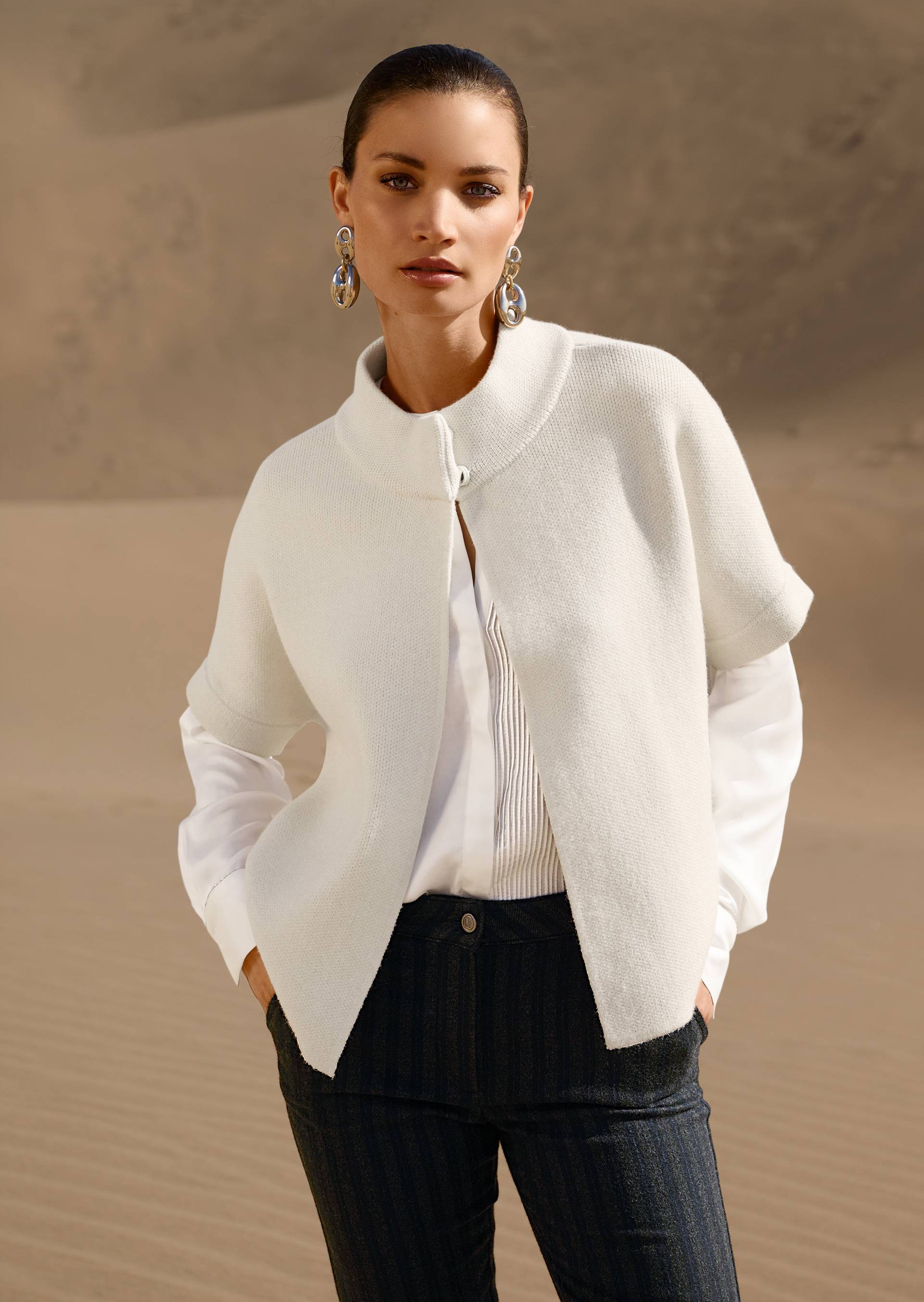 Übergangslook für den Herbst mit weißem Cardigan in Cape-Form, Bluse und Flanellhose