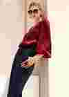 Look mit bordeauxfarbener Bluse und nachtblauer Hose für Herbst/Winter.