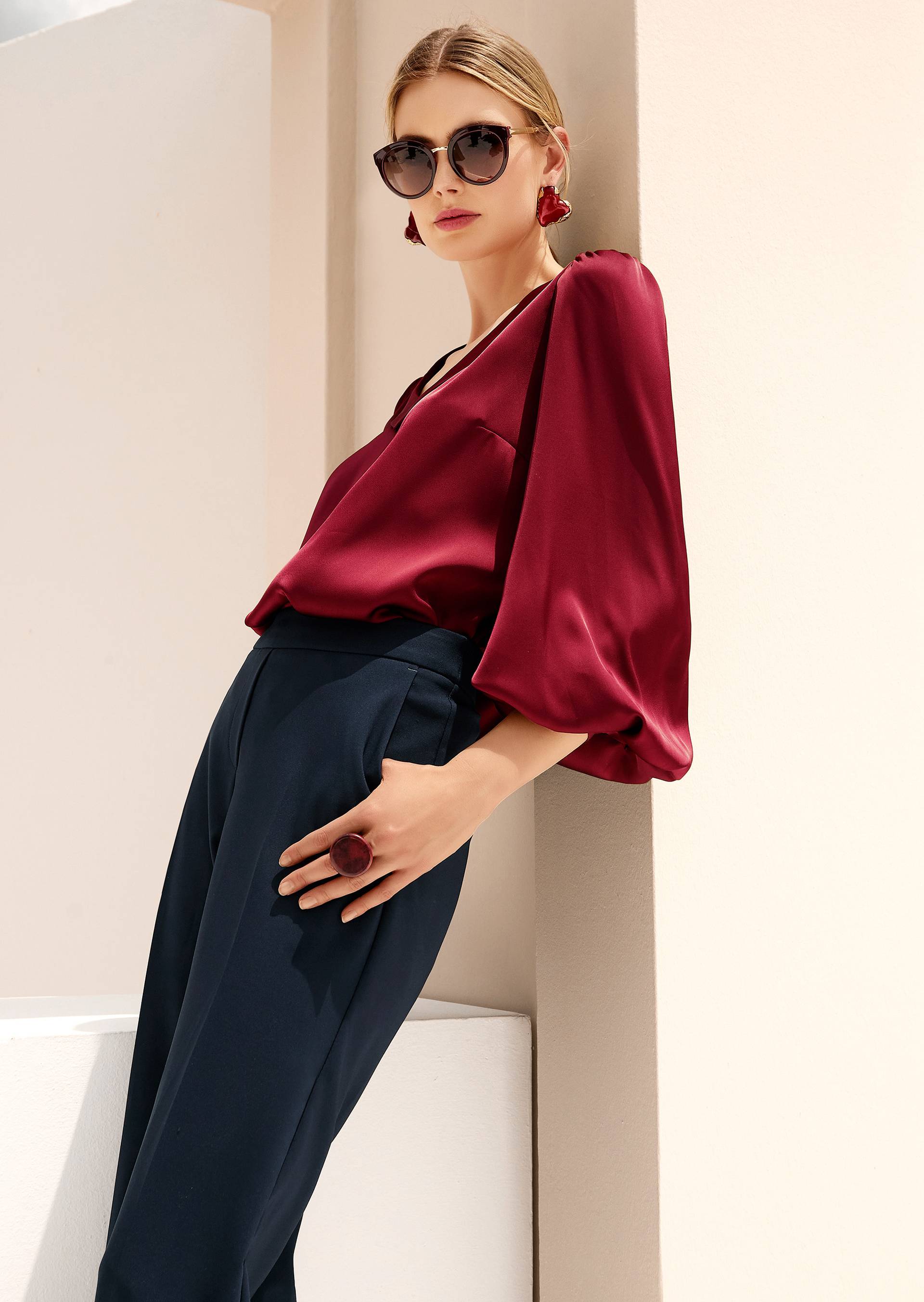 Look mit bordeauxfarbener Bluse und nachtblauer Hose für Herbst/Winter.