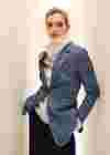 Frau mit langen Denimblazer mit Leopardenmuster und Rollkragenpullover