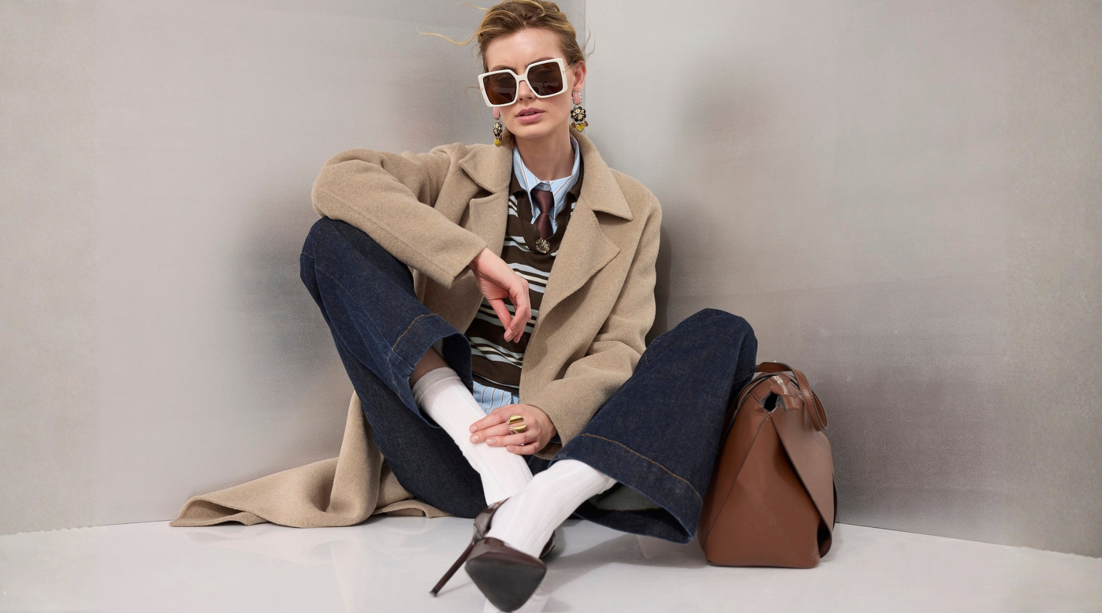 MADELEINE Layering-Look mit beigem Mantel, Streifenpullover, hellblauer Bluse und Jeans