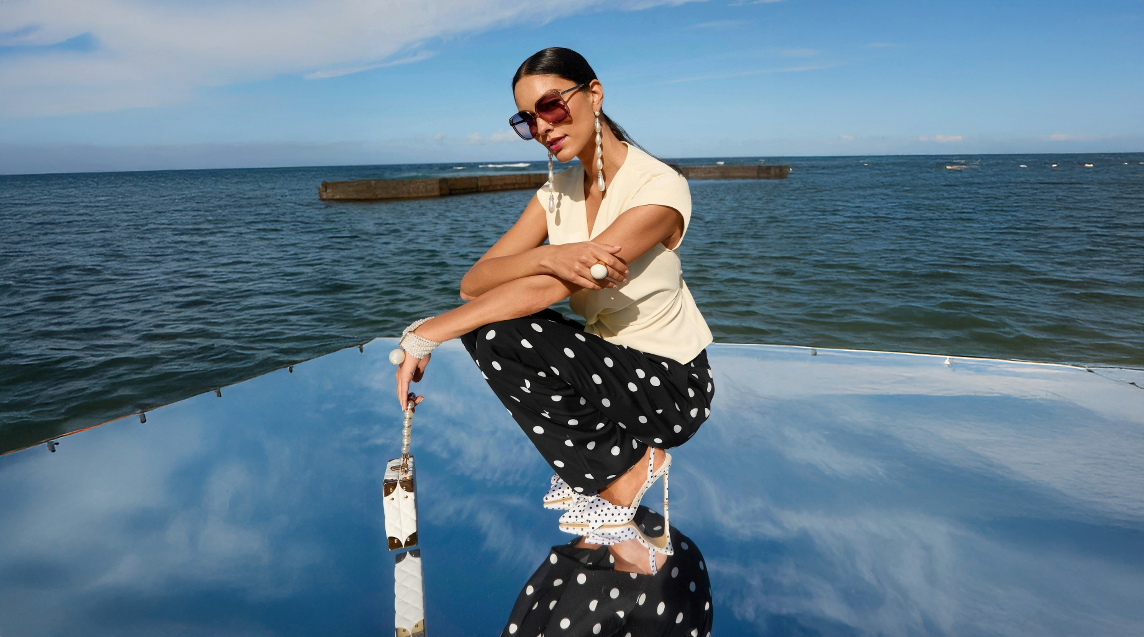 Dame mit weißen Schuhen auf Boot vor Meer als Schuhtrend 2026