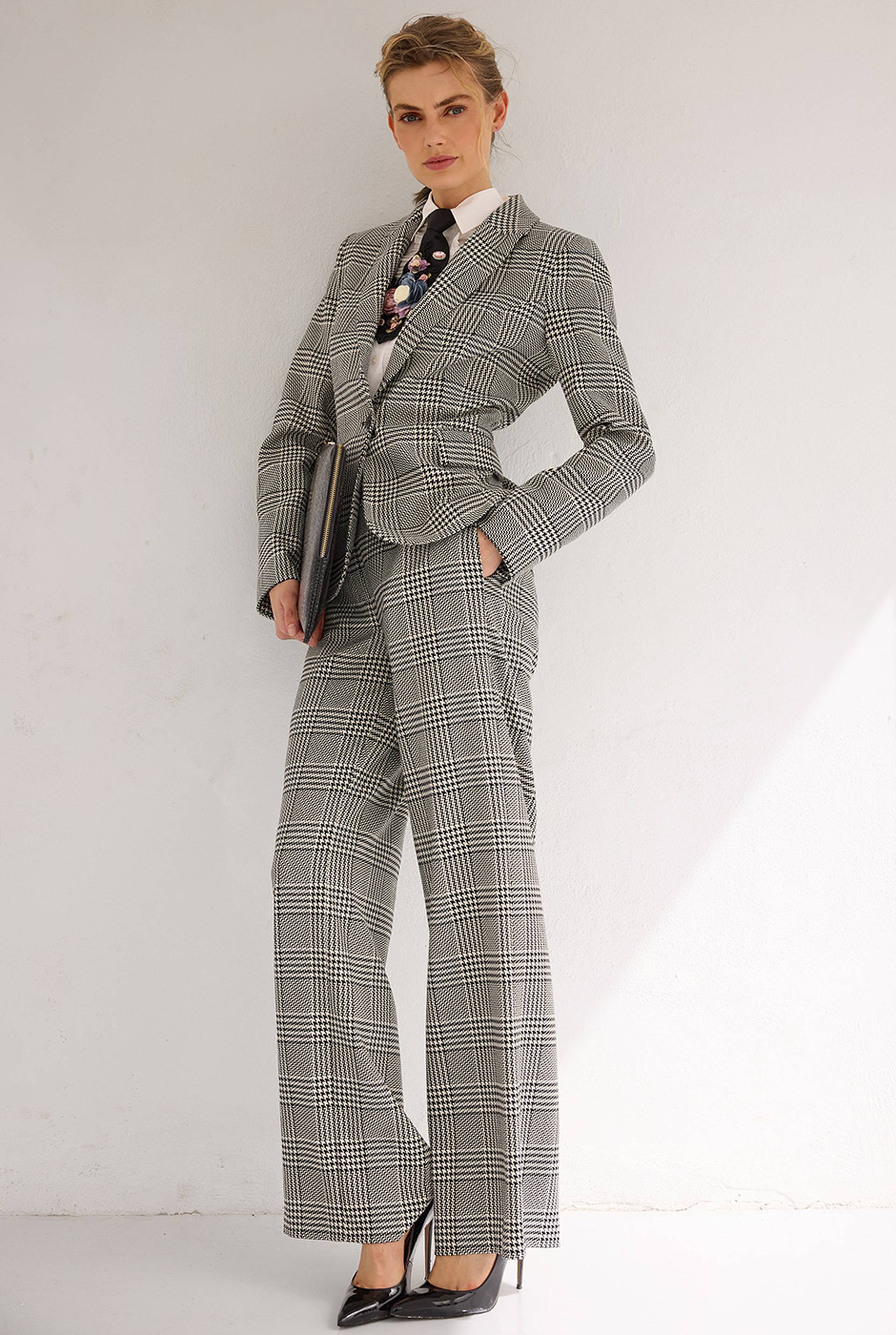 Grauer Hosenanzug mit Karomuster, tailliertem Blazer, weißem Hemd und weiter geschnittener Hose