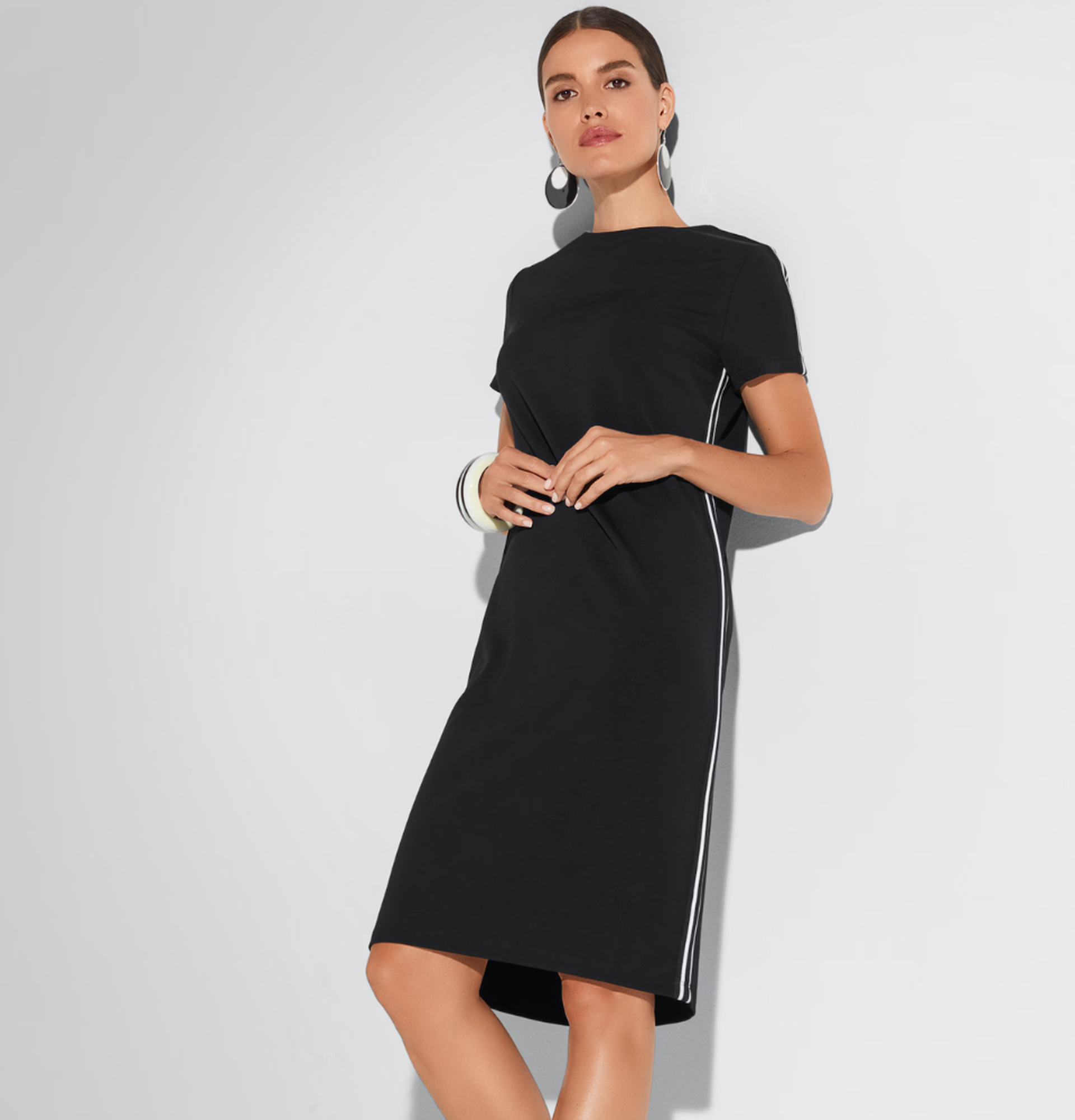 Kleid mit Konraststreifen mit sporty Vibes für den Sommer – sportlich-elegante Mode für Damen.