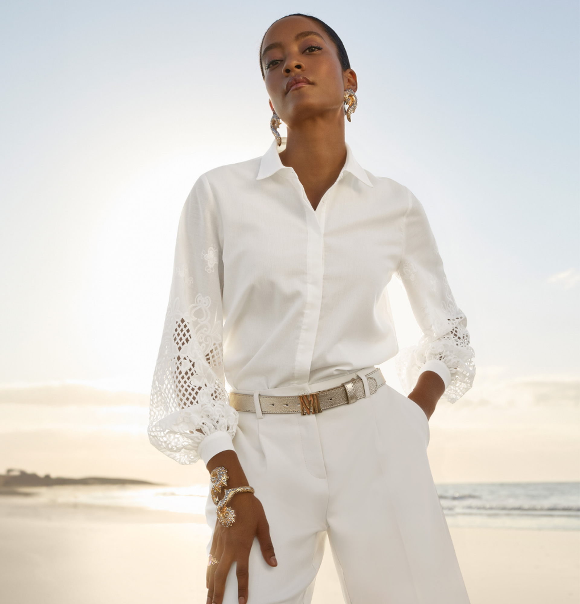 Cloud Dancer Look mit weißer Bluse und Spitze für einen eleganten Sommerstil